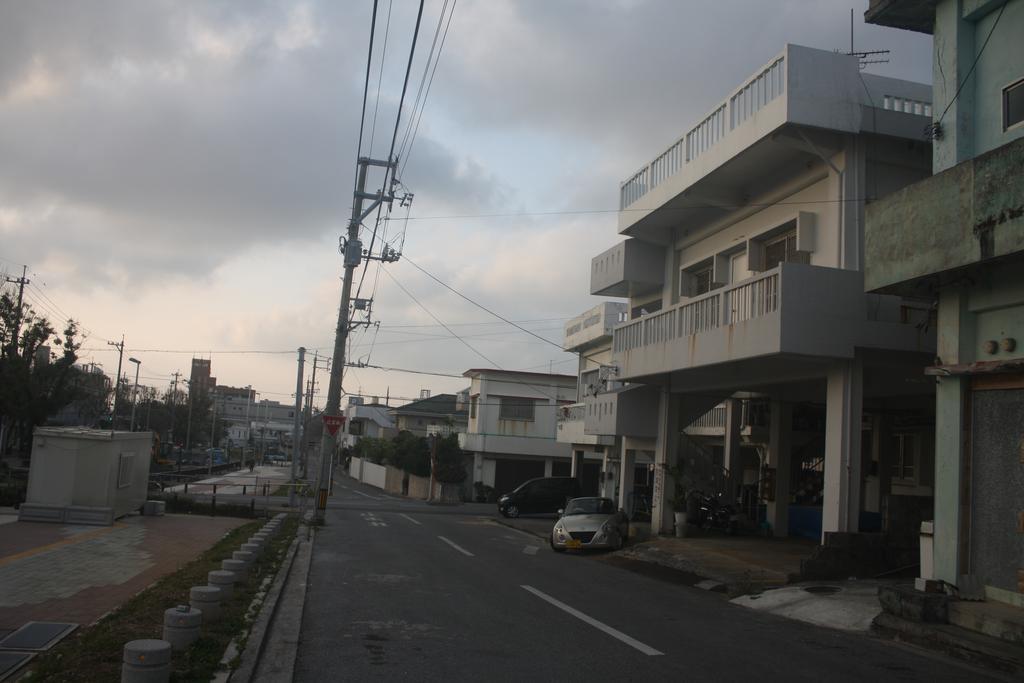 Koza Share House Hotell Okinawa Exteriör bild