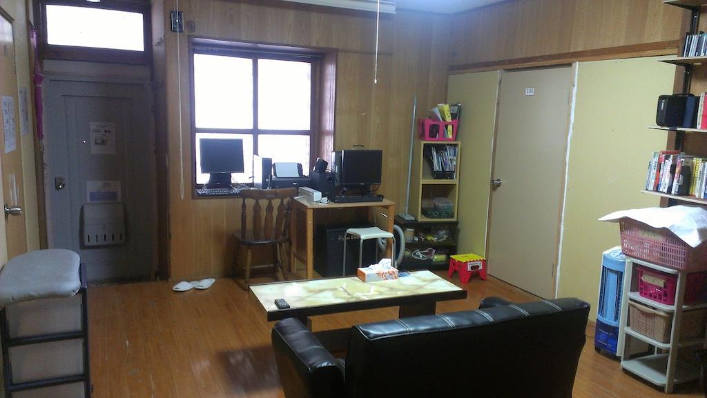 Koza Share House Hotell Okinawa Exteriör bild