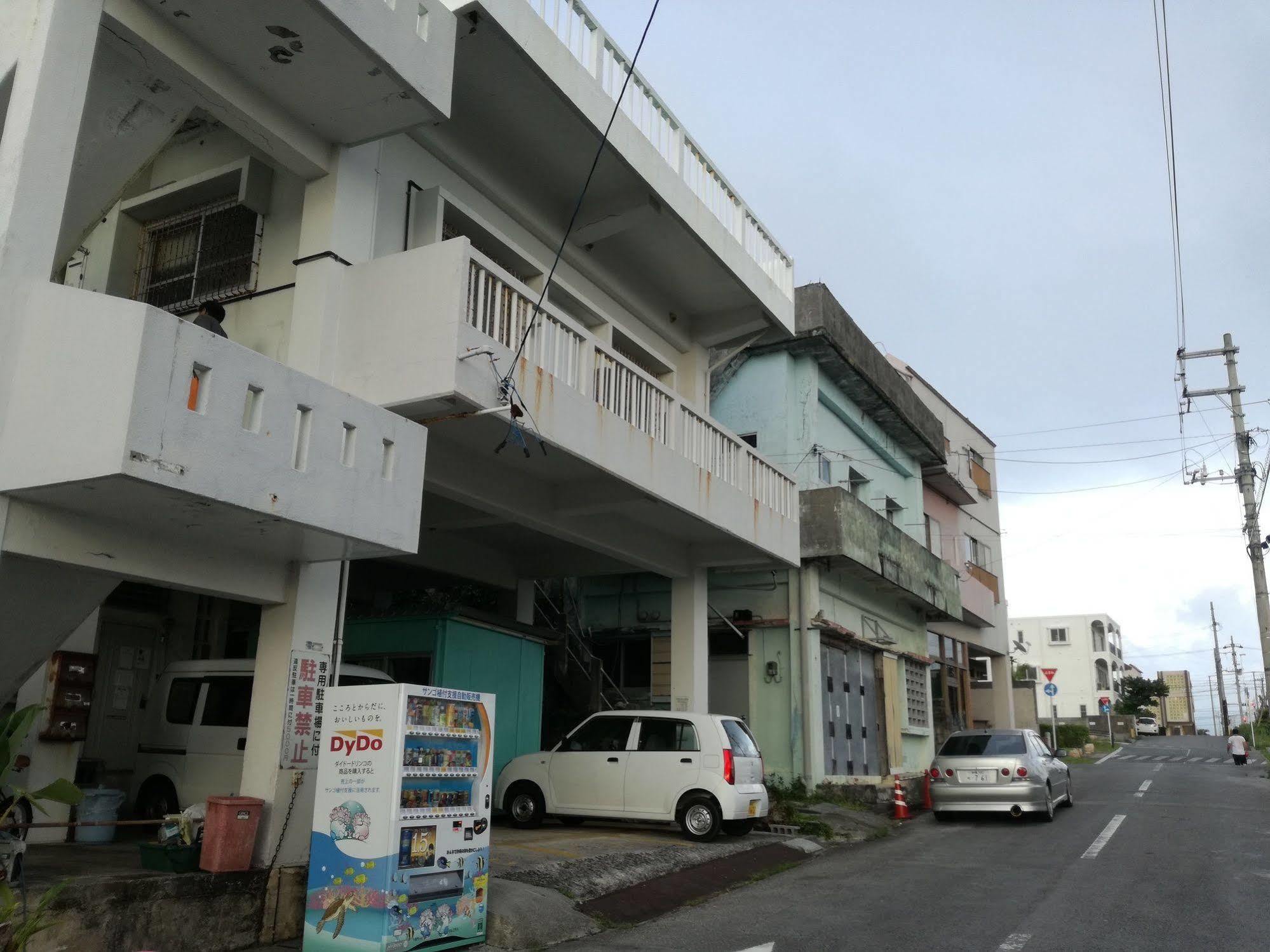 Koza Share House Hotell Okinawa Exteriör bild