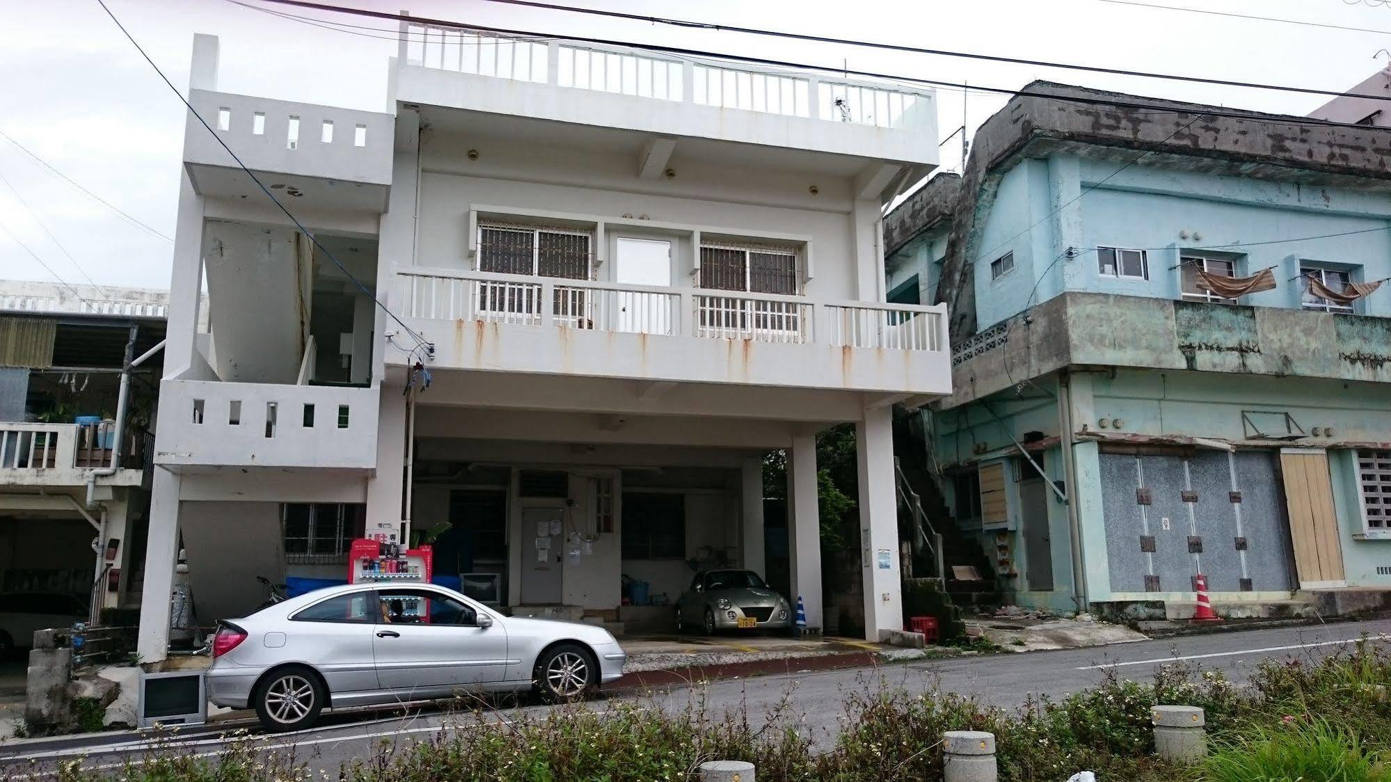 Koza Share House Hotell Okinawa Exteriör bild