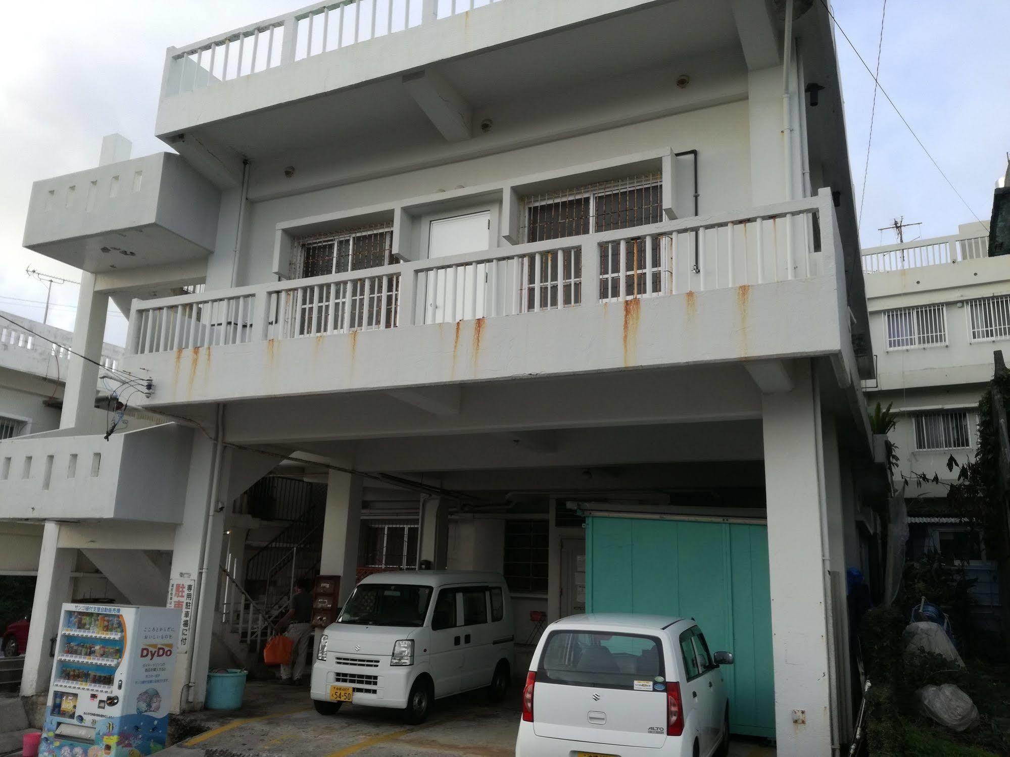 Koza Share House Hotell Okinawa Exteriör bild