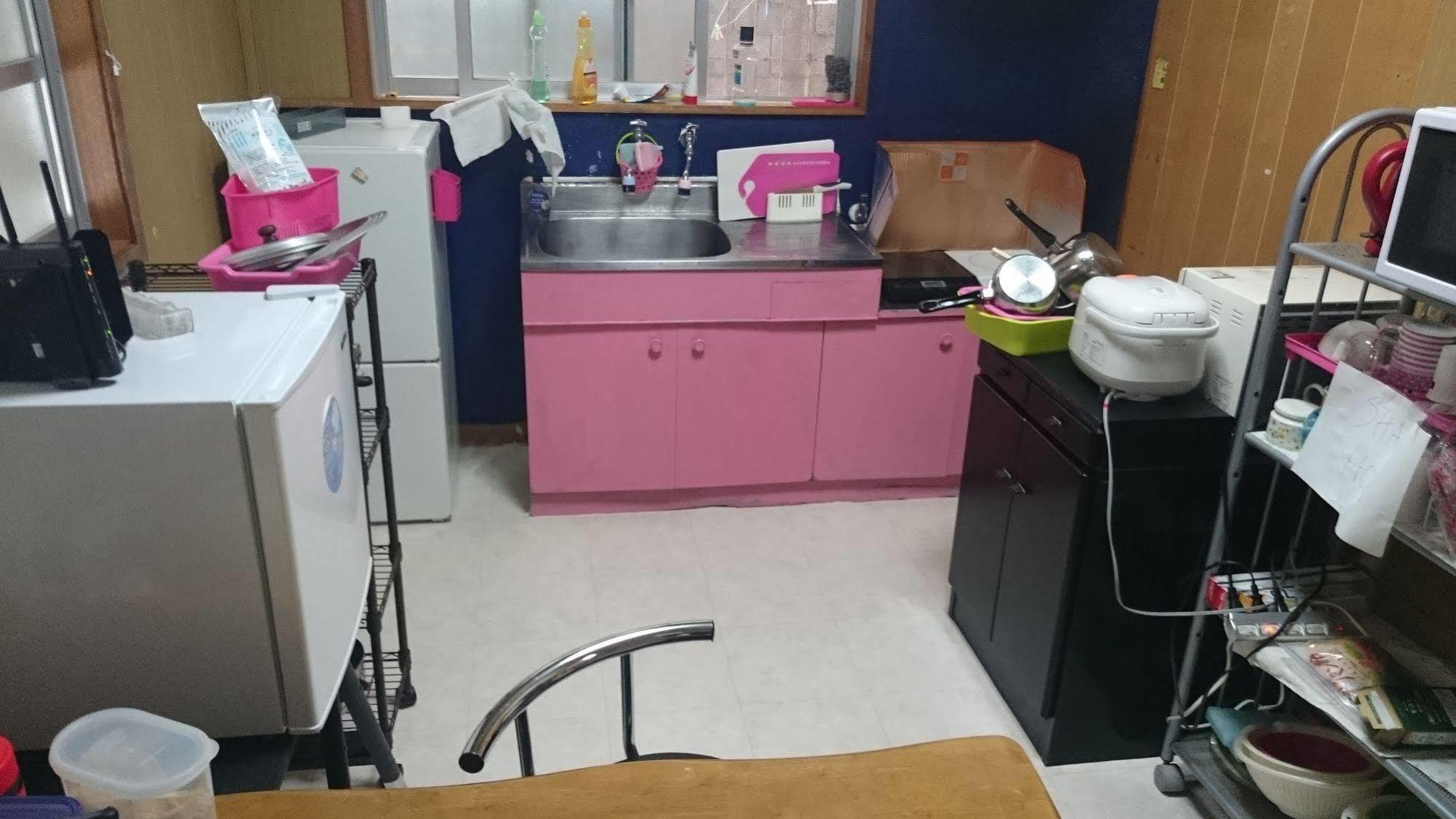 Koza Share House Hotell Okinawa Exteriör bild